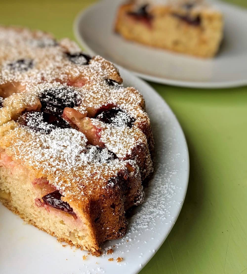 Upside down cake with prune plums, toasted walnuts and cinnamon.
