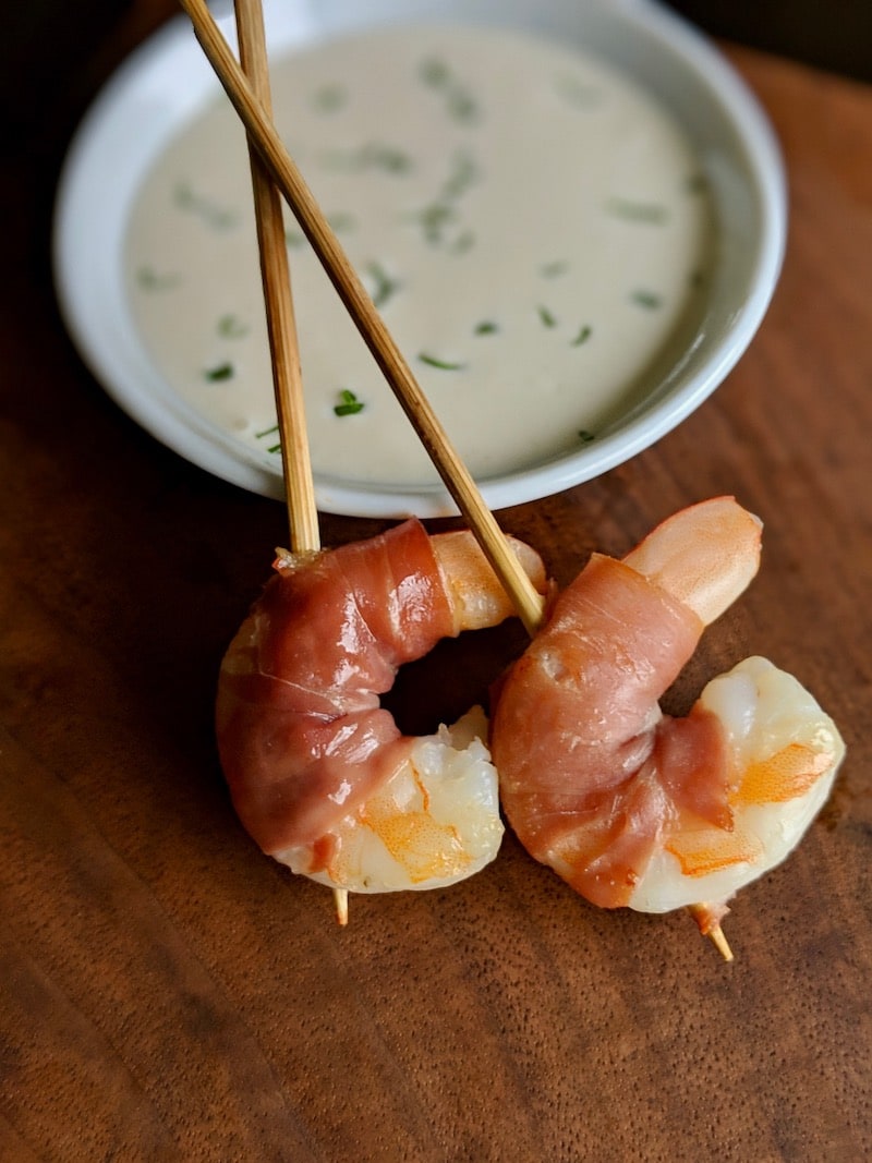 Thin slices of Prosciutto Di Parma wrapped around prawn and roasted. Served with a tangy lemon aioli.